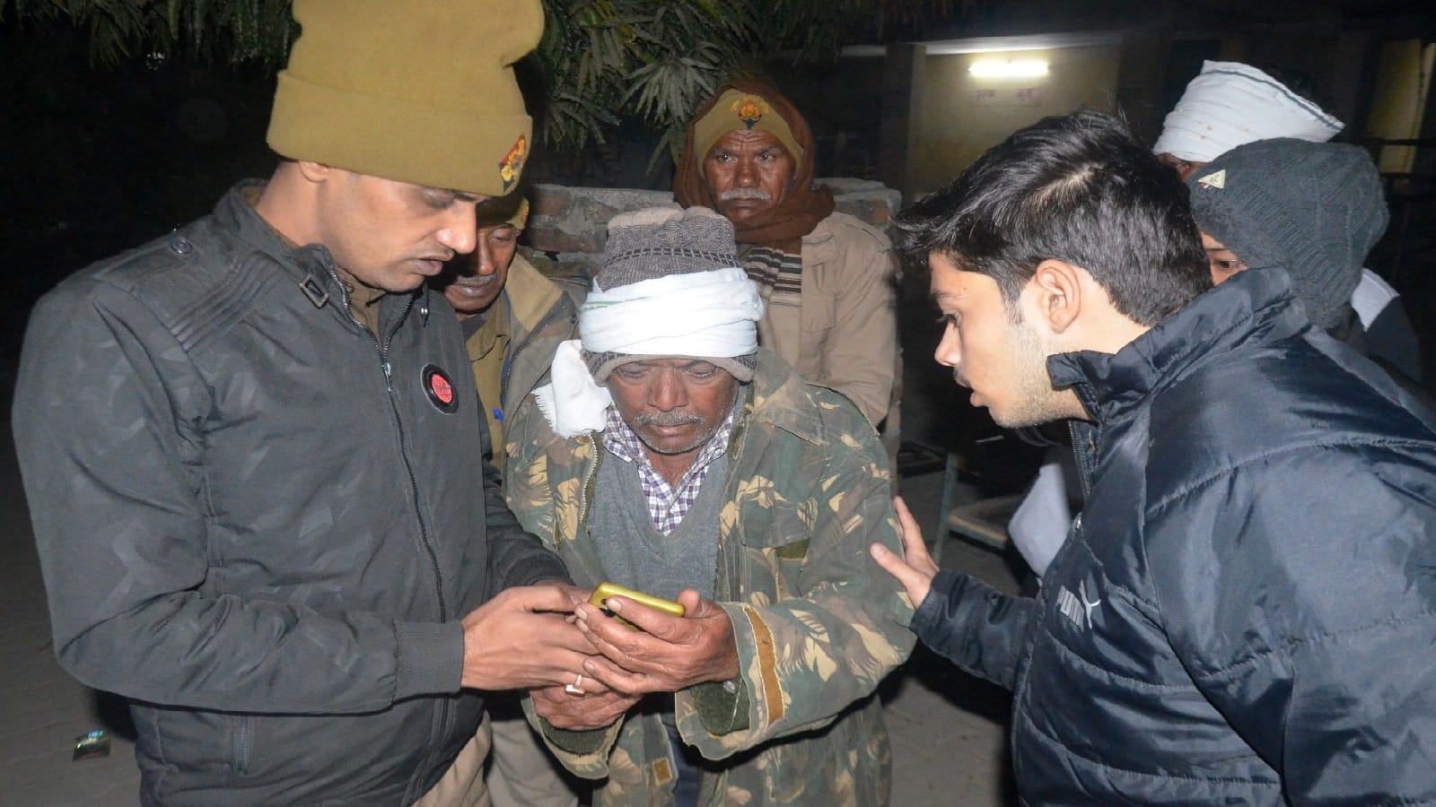 Shahjahanpur Road Accident Children became orphans after death of their parents