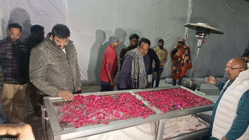 Mortal remains of former cm OP Chautala reached Teja Kheda farm house Arjun Chautala looking his grandfather
