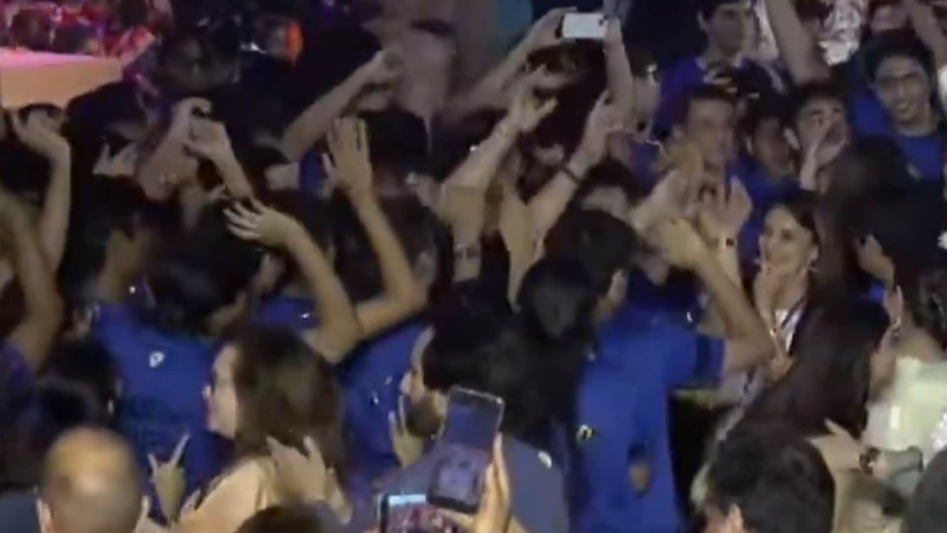 Aishwarya Rai Abhishek Bachchan SRK Suhana Dance Together on Deewangi at Aaradhya Abram Annual Day Dhirubhai