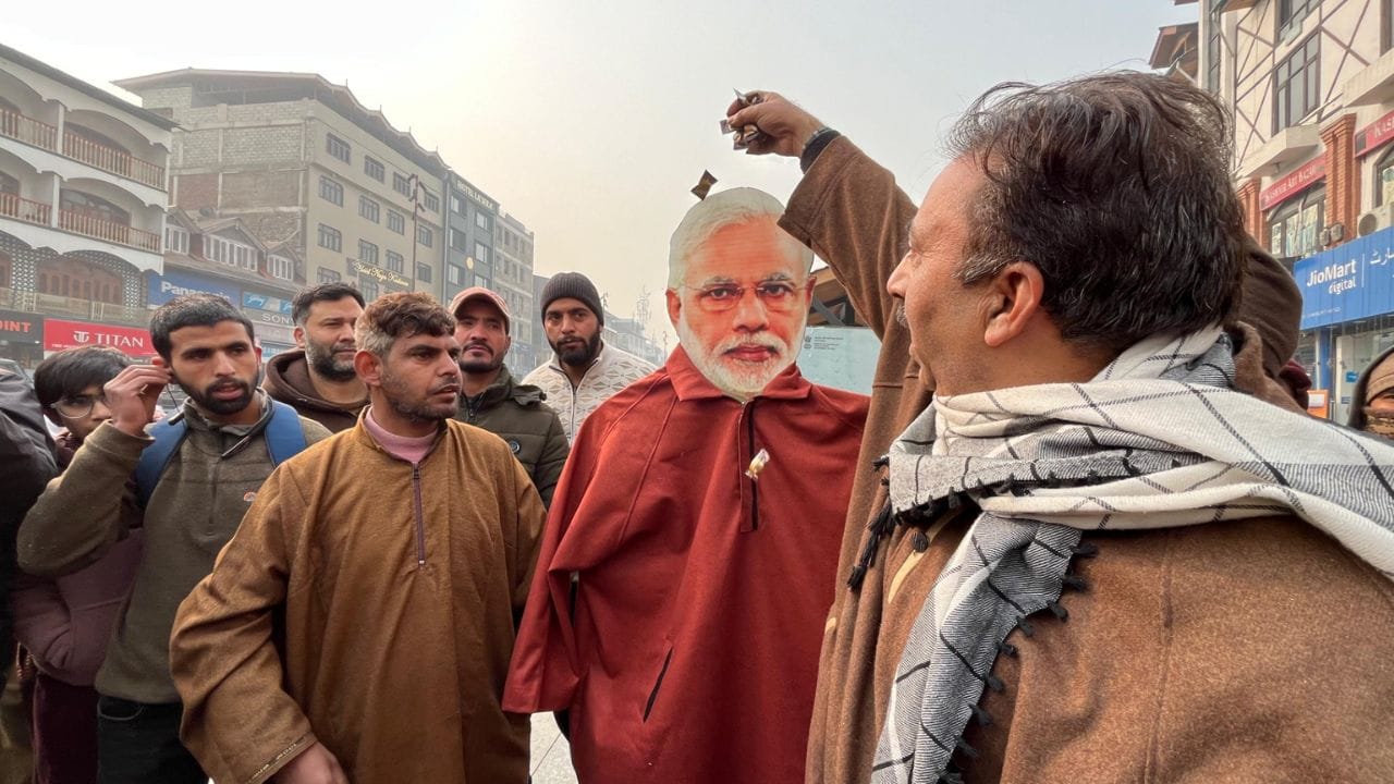 Srinagar: Srinagar colored in the colors of Foreign Day, PM Modi's picture reflected the real identity of Kash