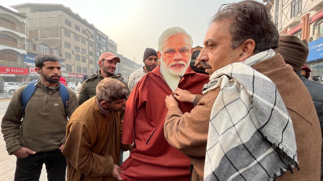 Srinagar: Srinagar colored in the colors of Foreign Day, PM Modi's picture reflected the real identity of Kash