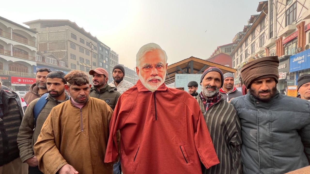 Srinagar: Srinagar colored in the colors of Foreign Day, PM Modi's picture reflected the real identity of Kash