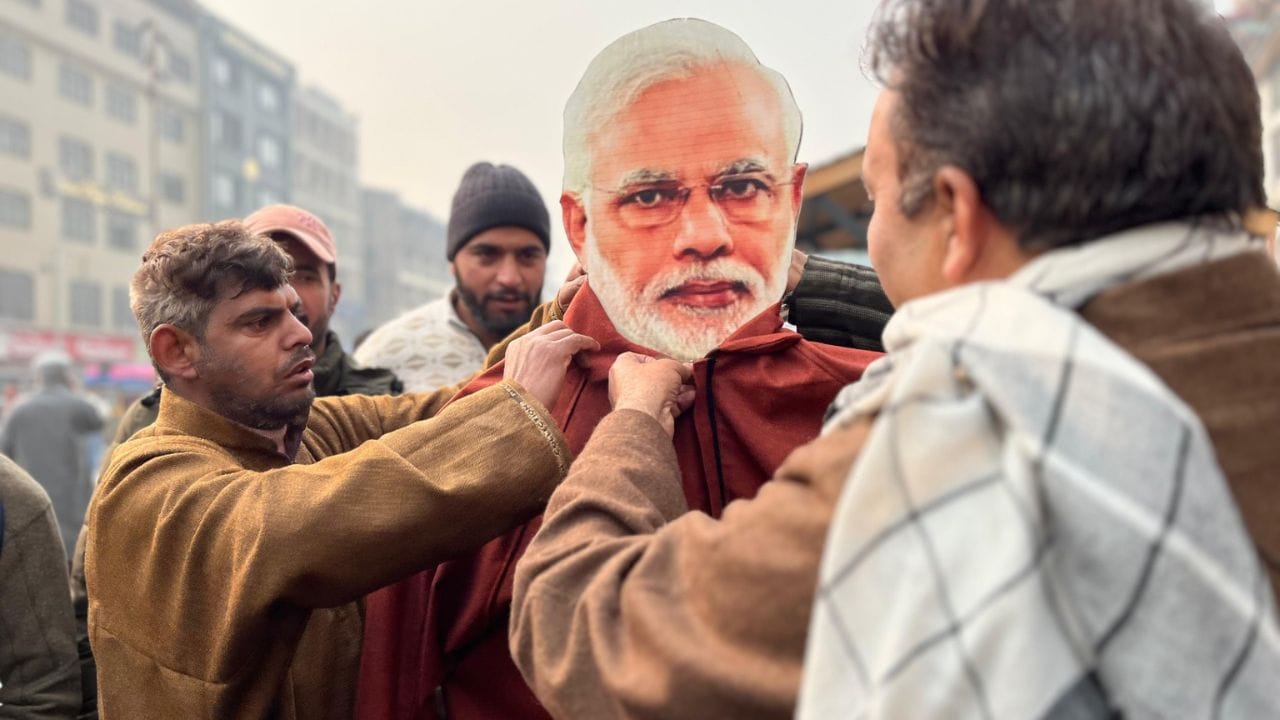 Srinagar: Srinagar colored in the colors of Foreign Day, PM Modi's picture reflected the real identity of Kash
