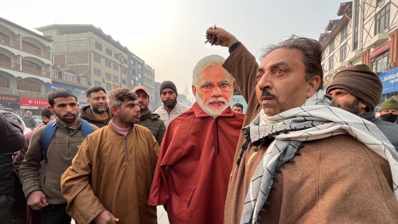 Srinagar: Srinagar colored in the colors of Foreign Day, PM Modi's picture reflected the real identity of Kash