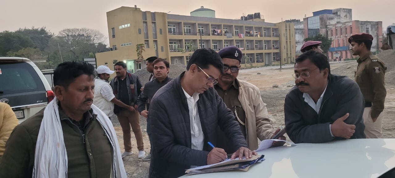 घटना के बाद लगी भीड़।