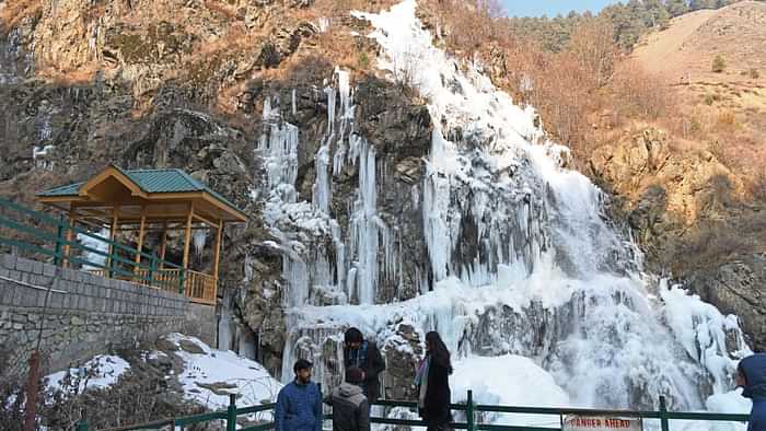 J&K: Srinagar broke record, coldest night came after 133 years, Drang waterfall turned into ice, see pictures