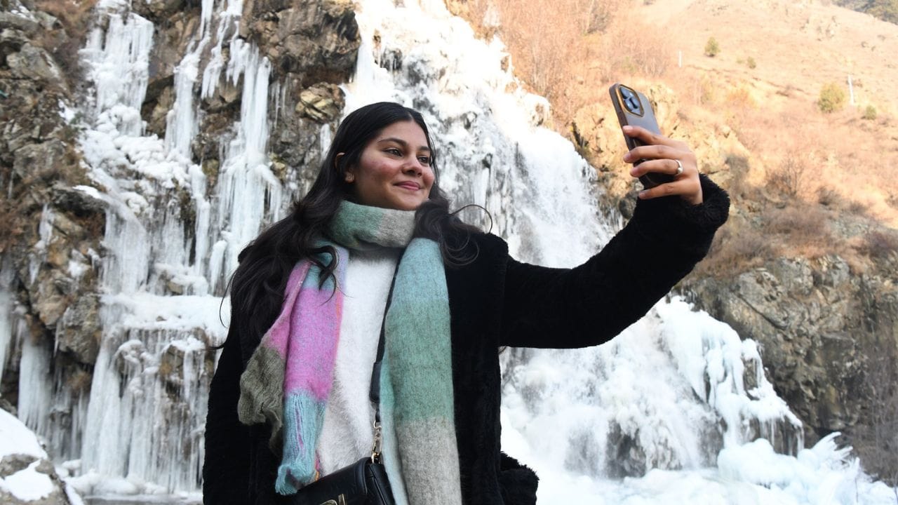 J&K: Srinagar broke record, coldest night came after 133 years, Drang waterfall turned into ice, see pictures