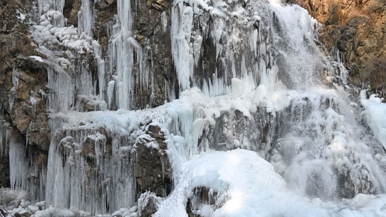 J&K: Srinagar broke record, coldest night came after 133 years, Drang waterfall turned into ice, see pictures