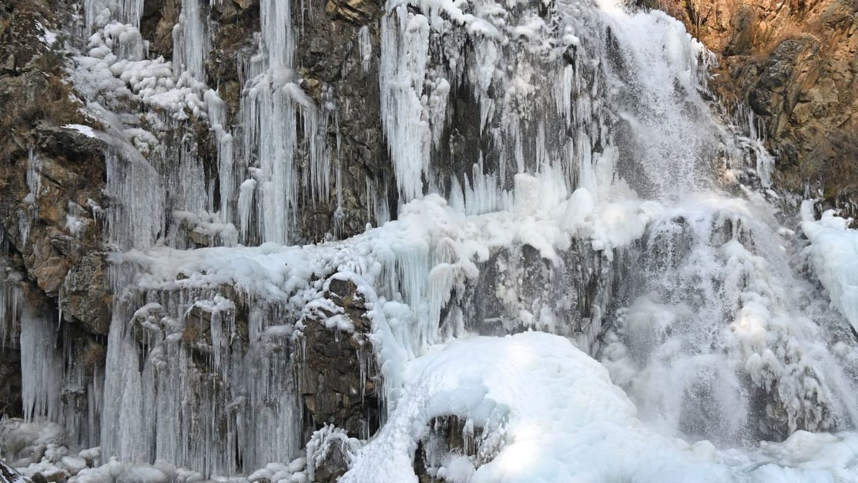 J&K: Srinagar broke record, coldest night came after 133 years, Drang waterfall turned into ice, see pictures