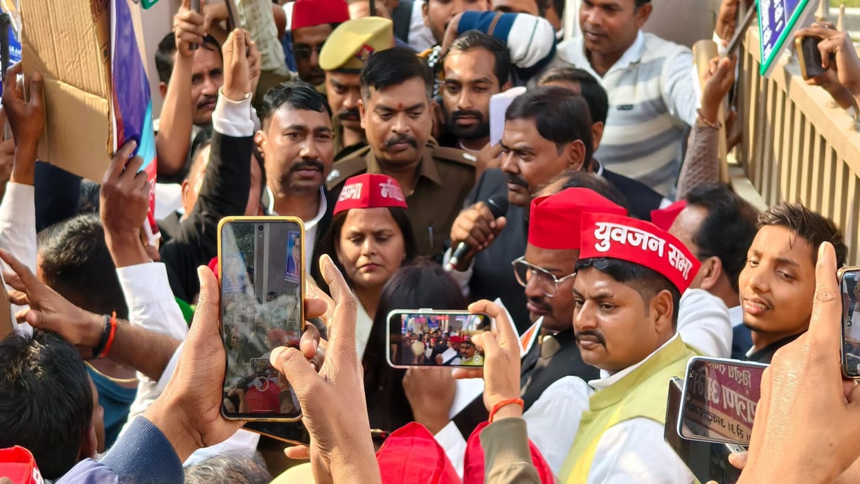 During the demonstration in the Collectorate, there was a heated argument between SP and policemen