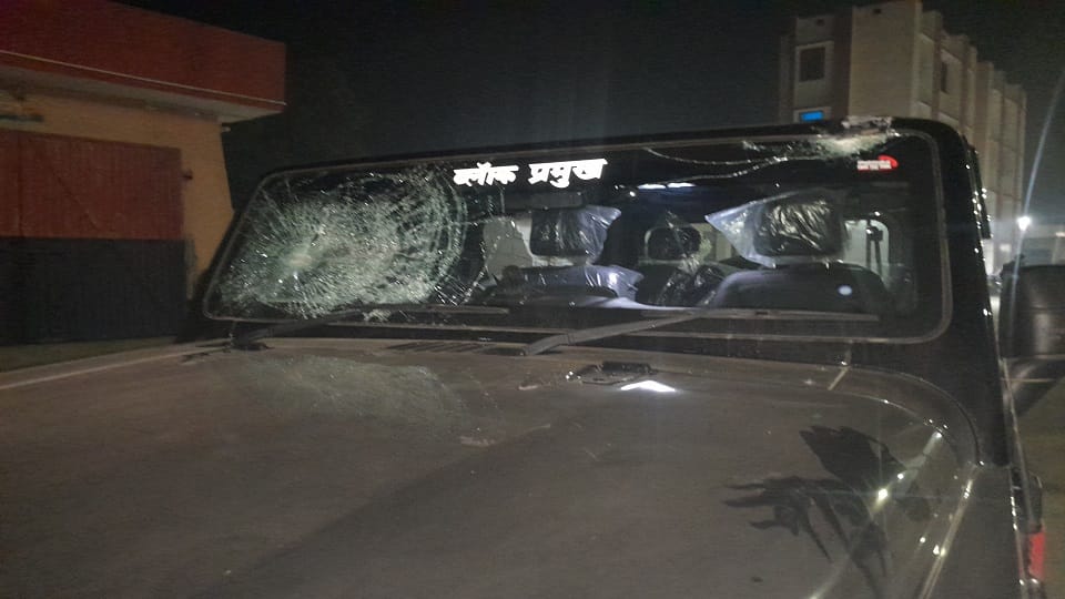 Two cars were attacked, riders ran away to save their lives