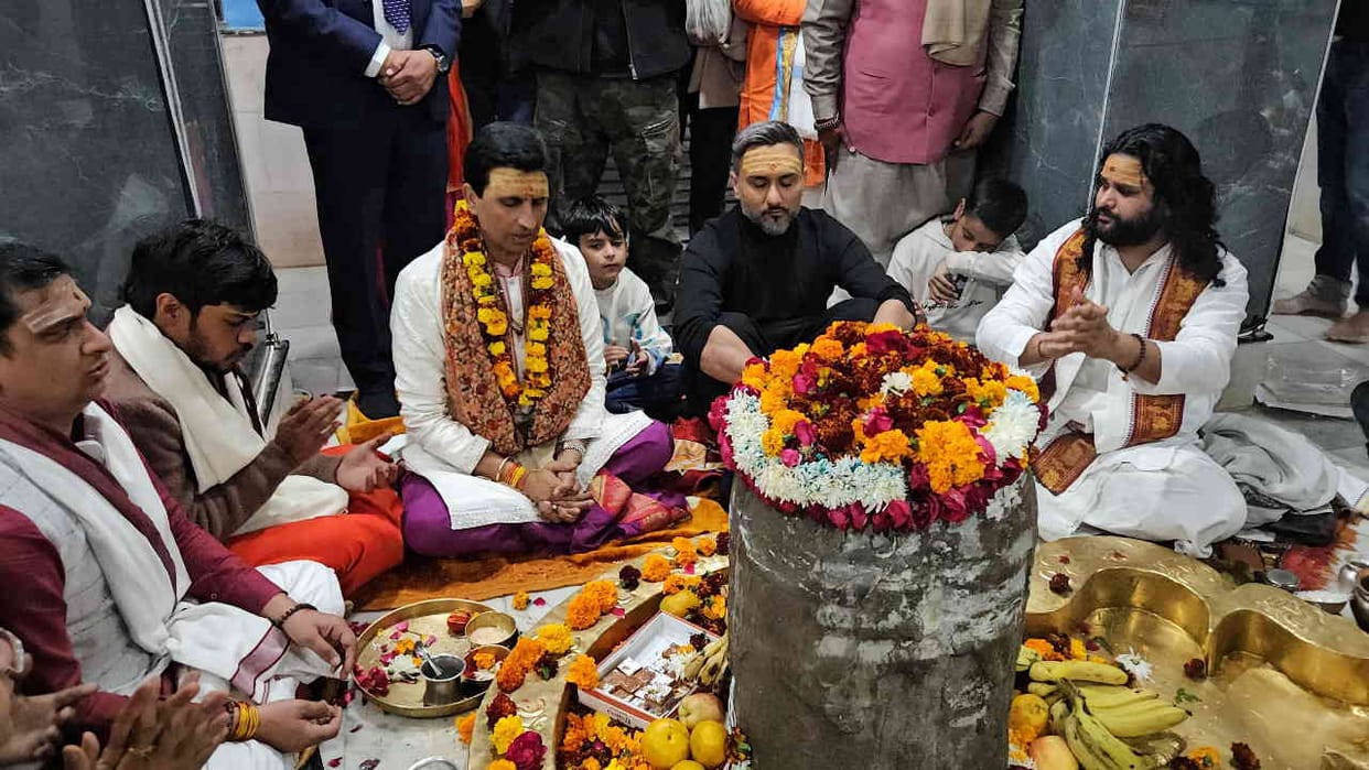 Honey Singh worshiped in the temple with Kumar Vishwas performed Jalabhishek of Lord Shiva In Haridwar