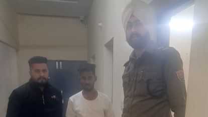 पंचकूला में खूब हो रही हुक्के की गुड़गुड़: पुलिस ने क्लब में की रेड, धड़ल्ले से चलाया जा रहा था हुक्का बार Hookah was being served in a club in Panchkula manager arrested