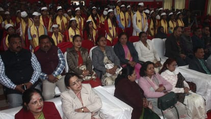 Convocation of Kashi Vidyapeeth Chief guest praised multi talented people unique people got medals