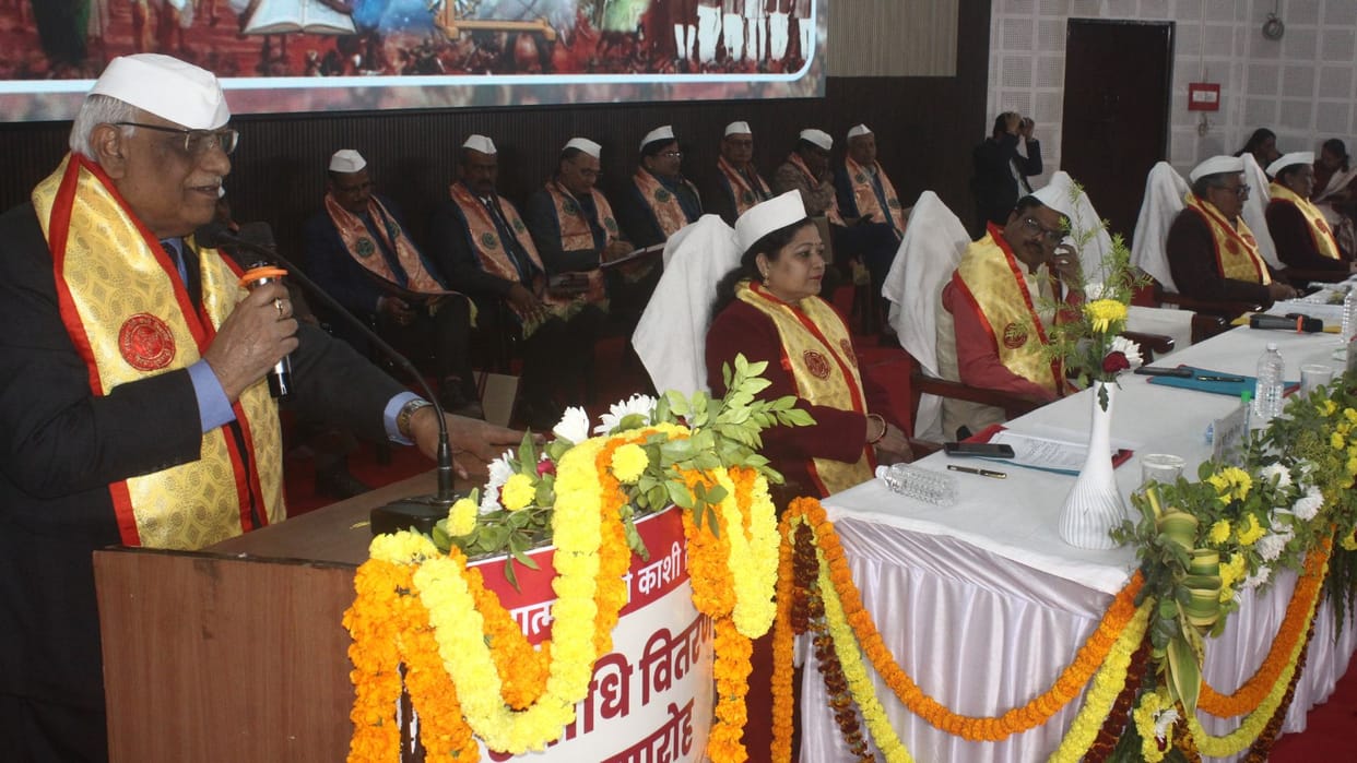 Convocation of Kashi Vidyapeeth Chief guest praised multi talented people unique people got medals