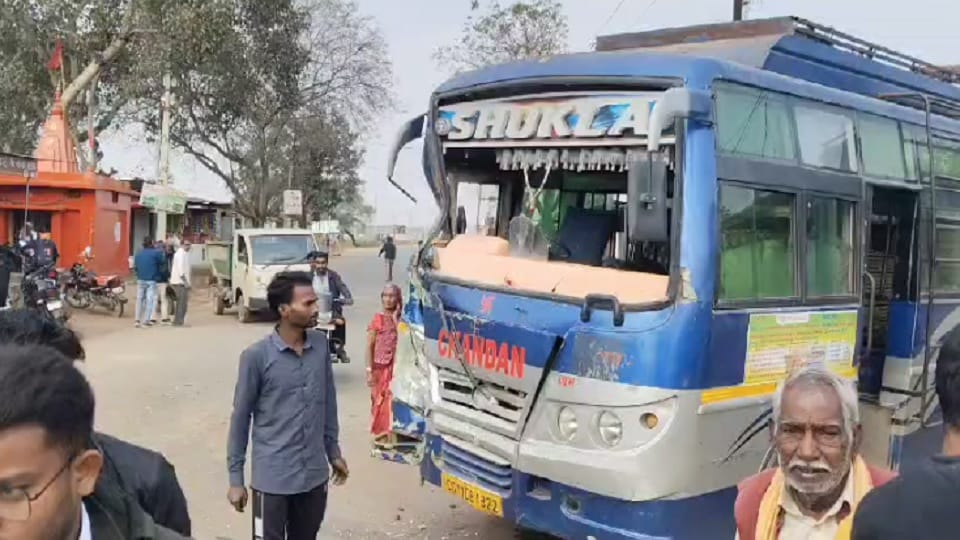 क्षतिग्रस्त बस