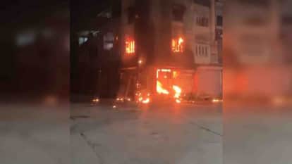 Dewas Fire Incident Four People of the Same Family Died in Nayapura Madhya Pradesh News in Hindi