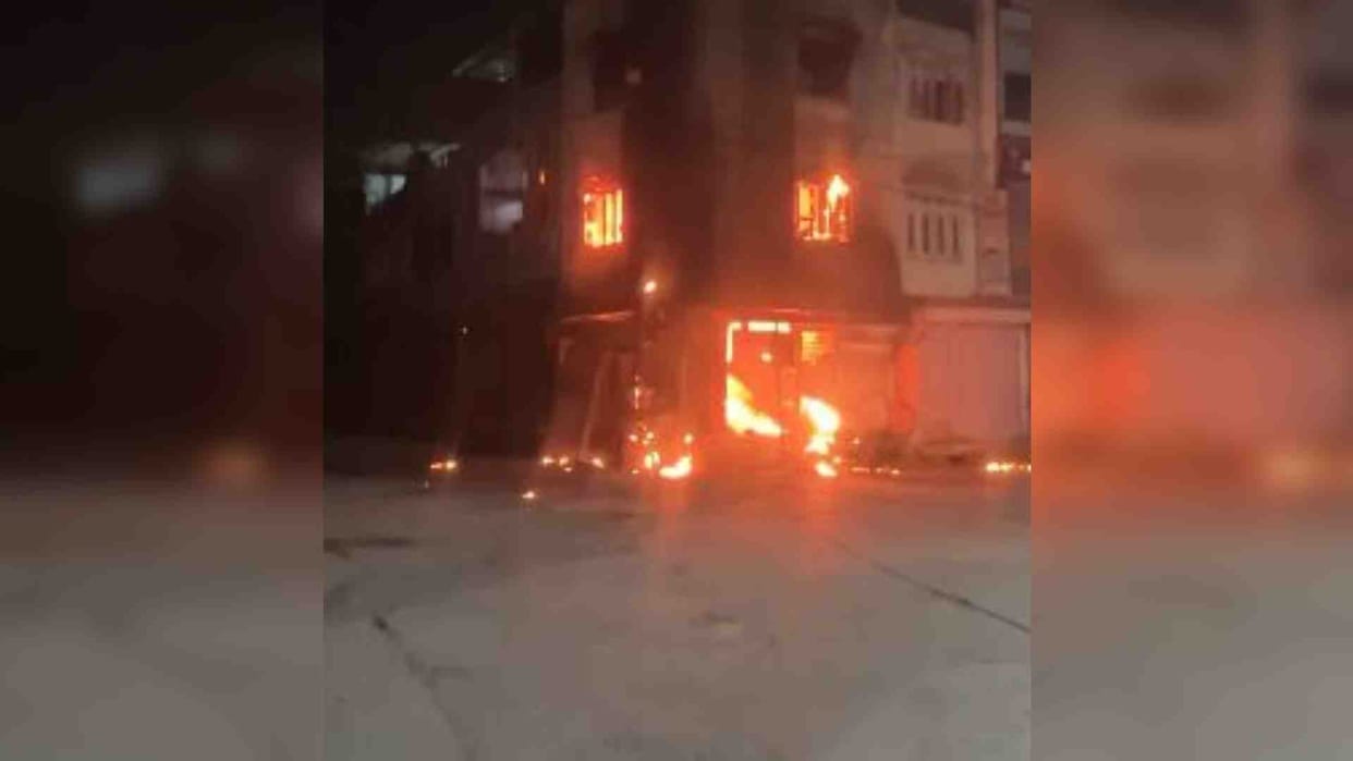 Dewas Fire Incident Four People of the Same Family Died in Nayapura Madhya Pradesh News in Hindi