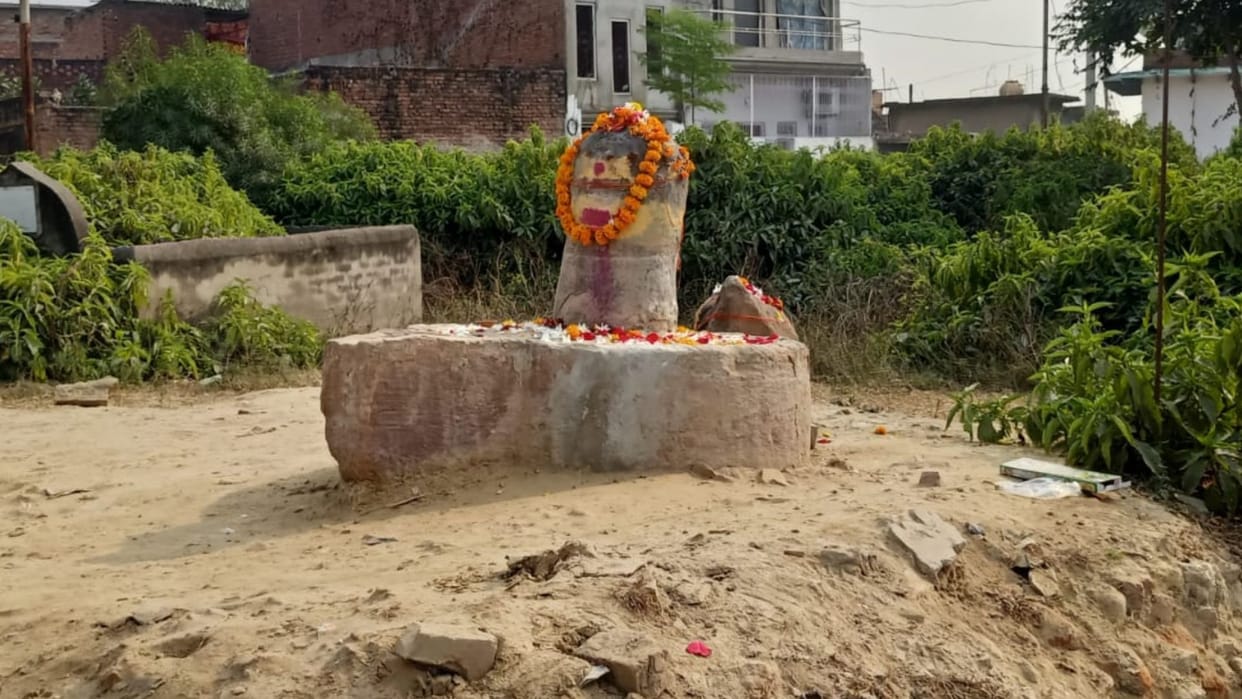 Kashi Sambhal temple dispute in Jaunpur allegation breaking Shivling demand building temple