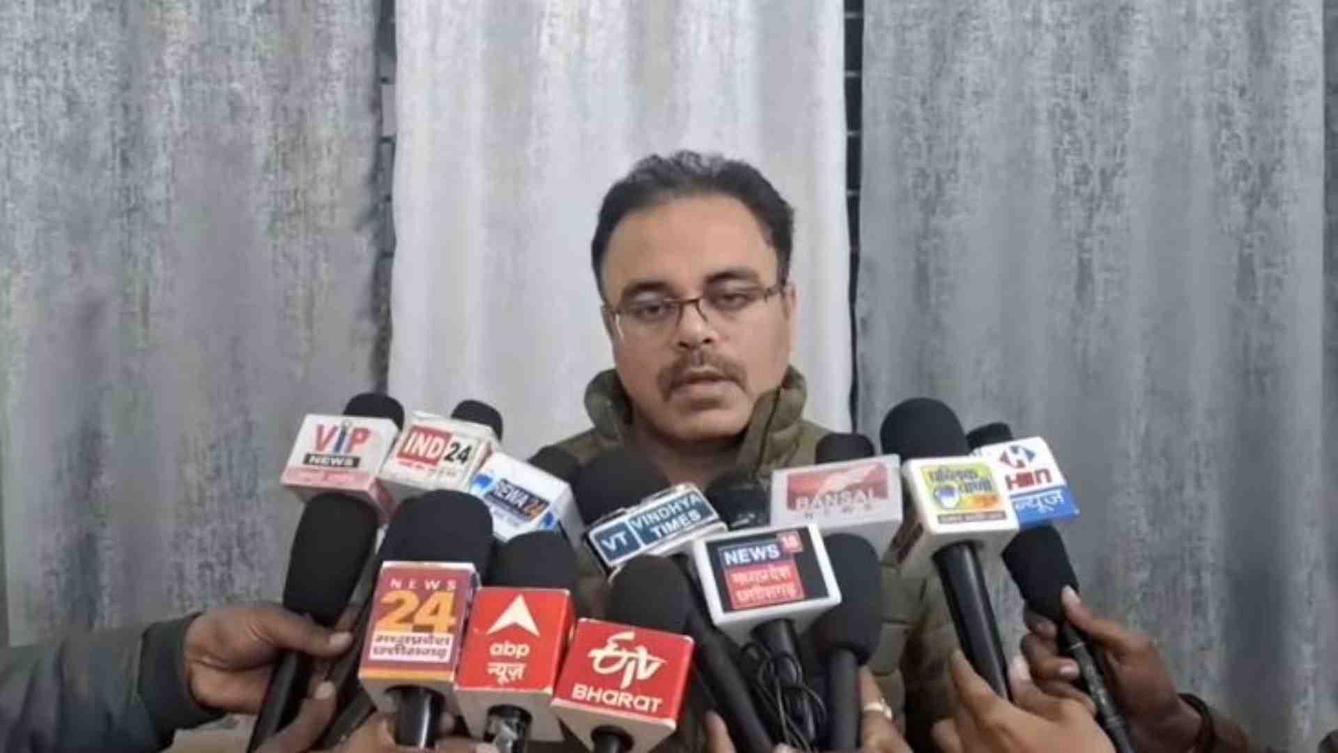मामले की जानकारी देते जांच अधिकारी।