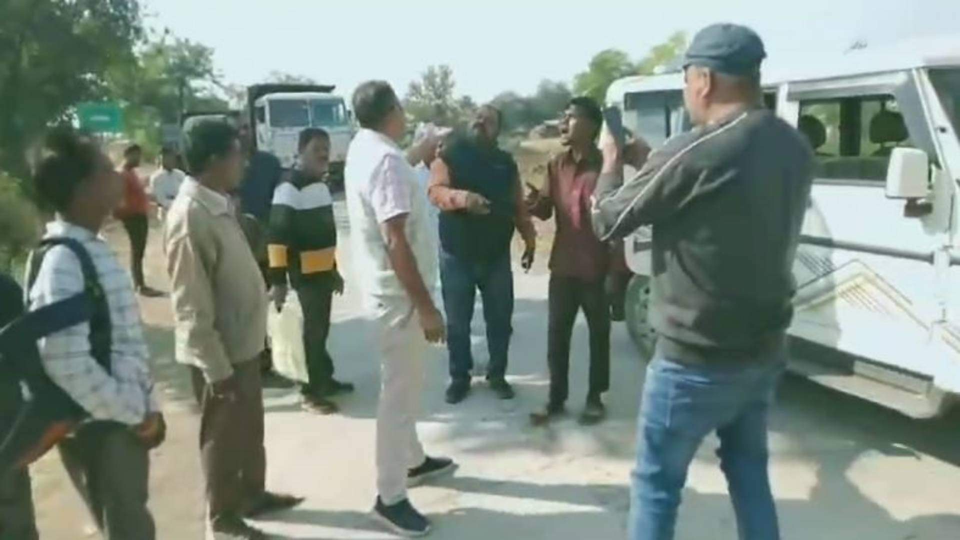 तहसीलदार के साथ की बदसलूकी