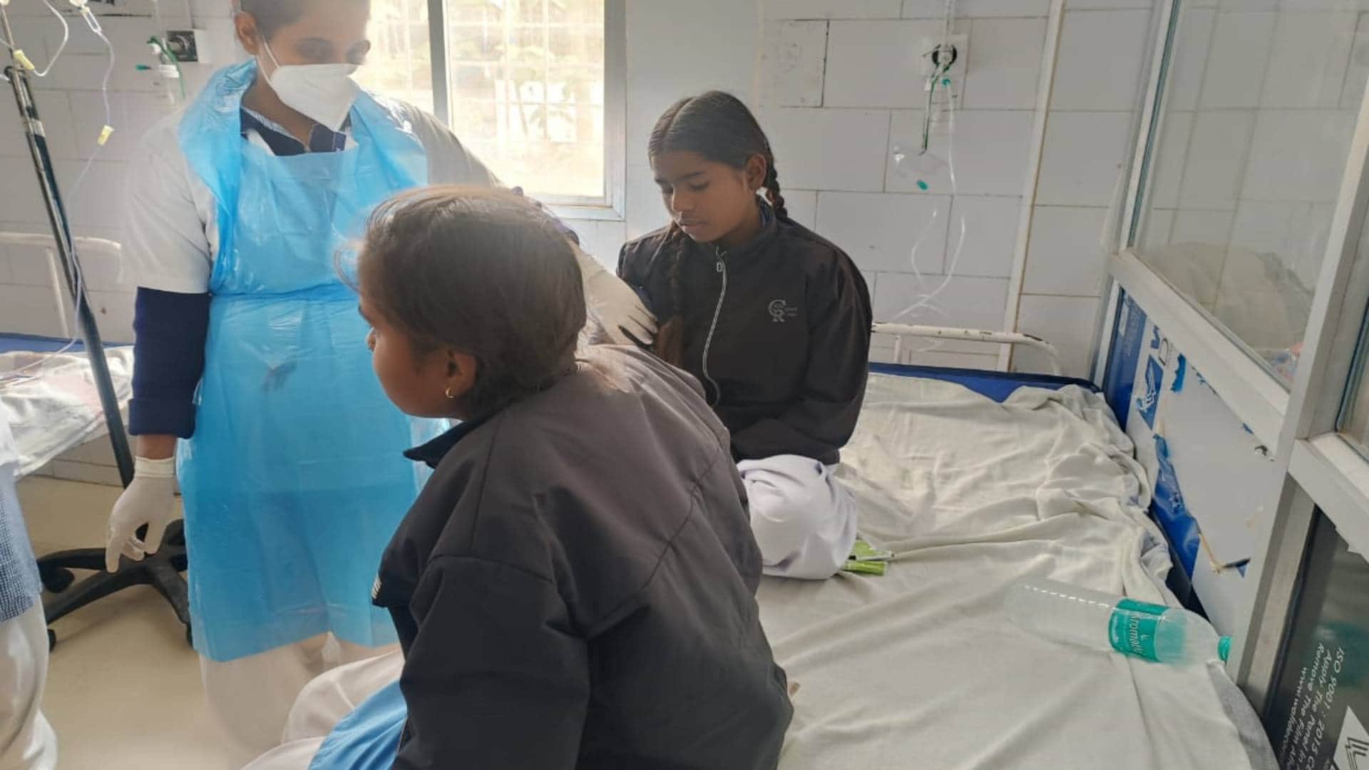 अस्पताल में भर्ती छात्राएं