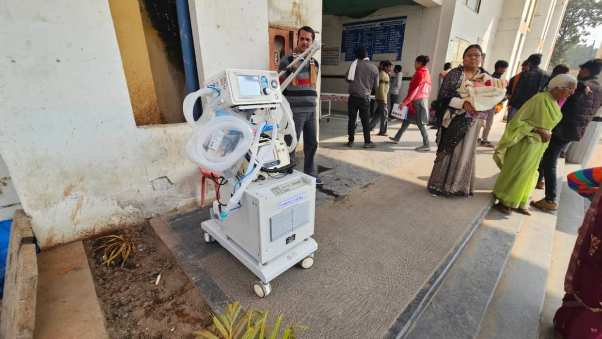 Chhatarpur News Ventilator machine lying outside hospital is gathering dust people said this
