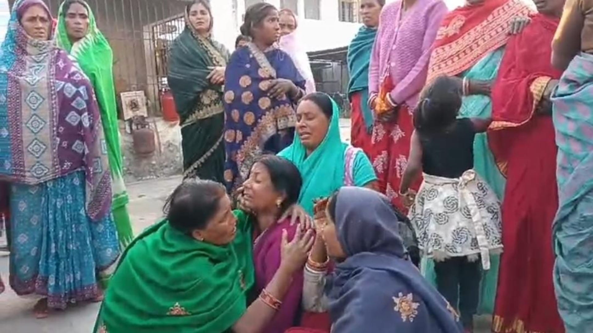 Muzaffarpur: youth returning after leaving his wife at her maternal home was run over by bus, died on spot