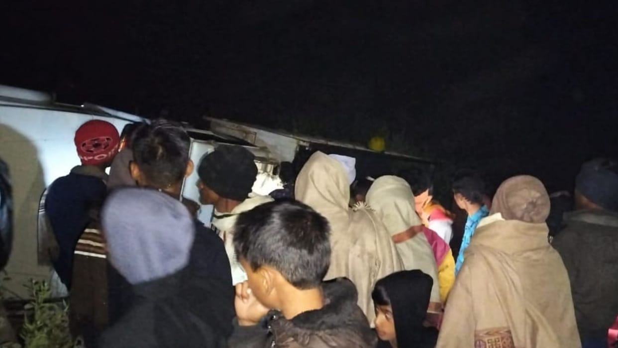 Suddenly brakes failed in sonbhadra pickup overturned save after hearing screams eight people injured