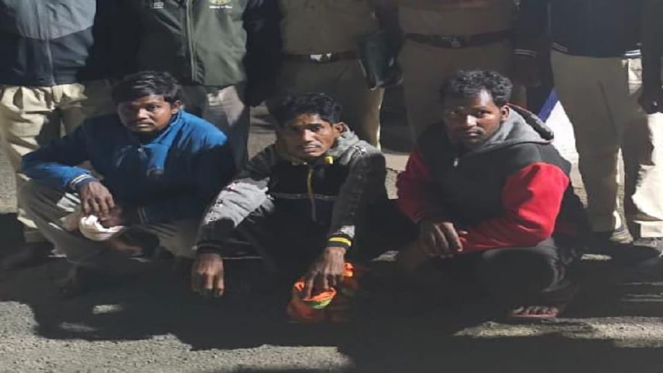 पुलिस की गिरफ्त में आरोपी
