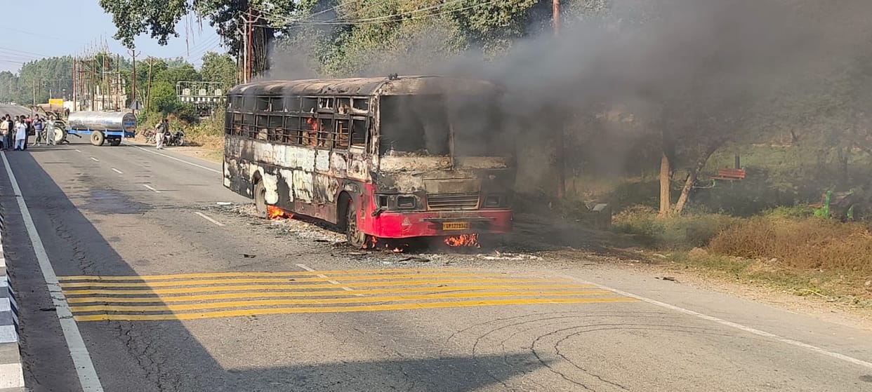 UP: Major accident in Shamli, a moving roadways bus caught fire, 30 passengers narrowly escaped