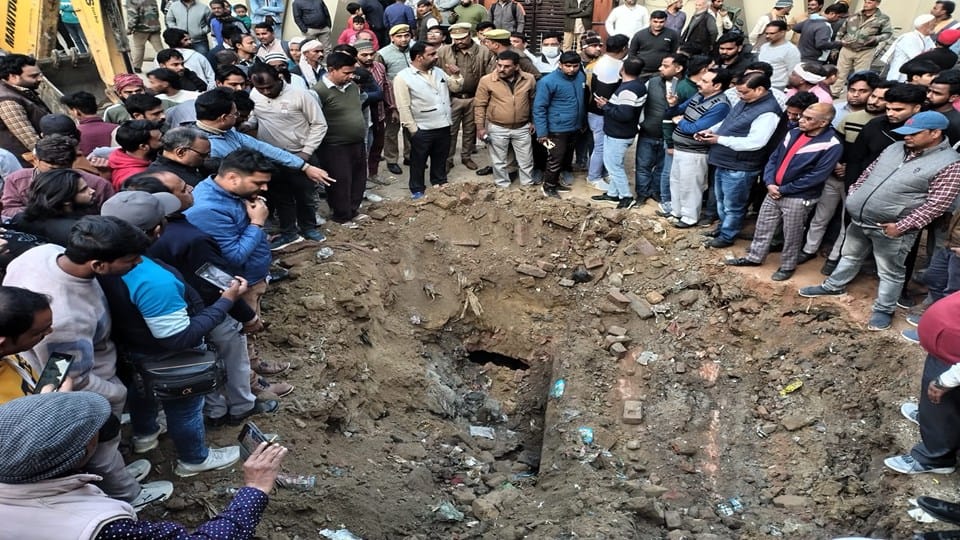 Sambhal Update: Stepwell found after Banke Bihari Temple in Chandausi, excavation started amid ASI survey