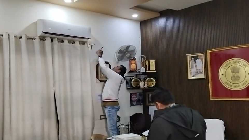 संभल में बिजली चोरी से अफसर हैरान: 10 दिन में पकड़े 1379 मामले, 7.10 करोड़ जुर्माना, सपा सांसद व नेता भी आरोपी Electricity theft in Sambhal: 1379 cases caught in 10 days, 7.10 crore fine, SP MP Barq also accused