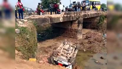 खाई में पड़ी दुर्घटनाग्रस्त कार