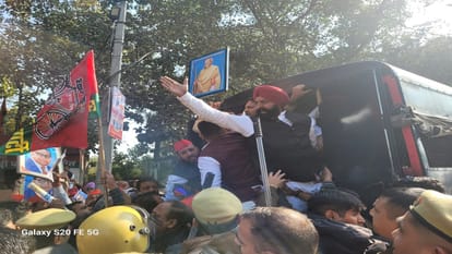 Samajwadi party workers Protest against Home Minister Amit Shah statement in Bareilly