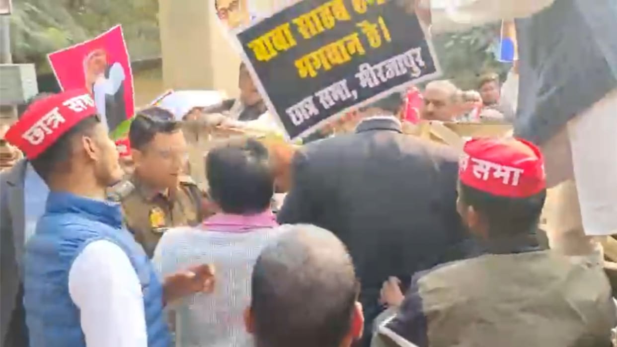 Samajwadi Party's protest altercation between police and workers huge uproar