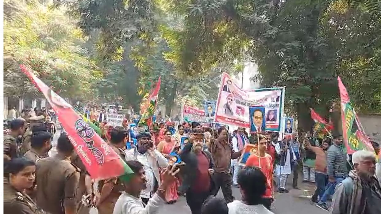 SP protest SP workers staged a sit-in protest against the Home Minister's statement and handed over a leaflet