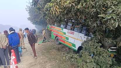 UP News: ट्रक की टक्कर गड्ढे में गिरी निजी बस, एक युवक की मौत... दो घायल; लखीमपुर से लखनऊ जा रही थी private bus fell into ditch after being hit by truck In Sitapur one youth died while two injured