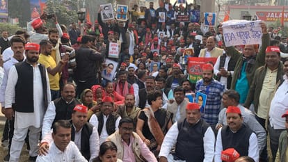 वाराणसी में अमित शाह को हटाने की मांग को लेकर सपा का प्रदर्शन।
