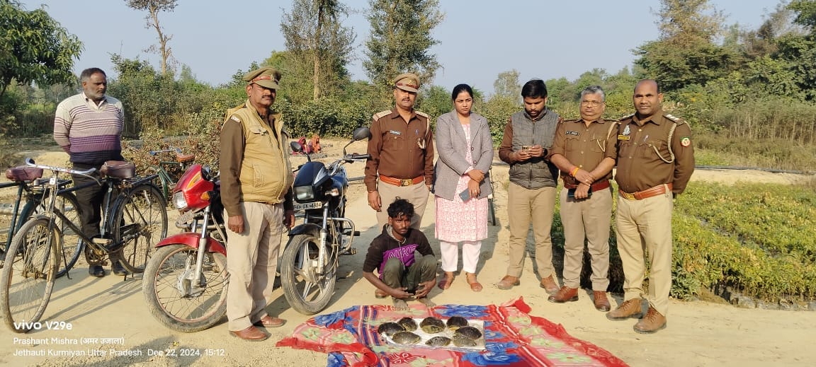 Barabanki: Turtle hunting was going on in the lake, one caught.