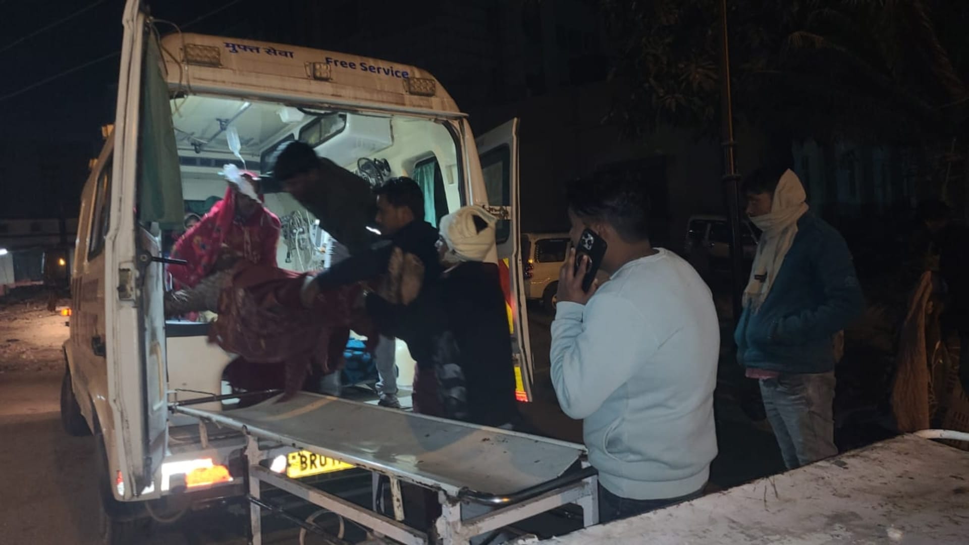 घायल को अस्पताल पहुंचाते लोग।