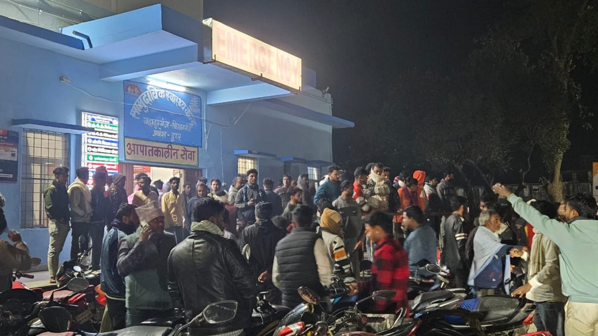 सामुदायिक स्वास्थ्य केंद्र पहुंचे स्थानीय लोग