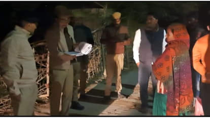 घटनास्थल पर जांच करती पुलिस