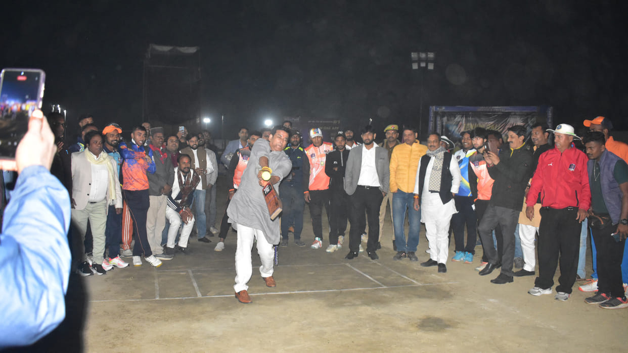 In Gorakhpur, Flood light fused before the inaugural match...MP batted in darkness