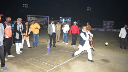 In Gorakhpur, Flood light fused before the inaugural match...MP batted in darkness