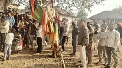 घटना के बाद मंदिर के पास इकट्ठा हुए ग्रामीण।