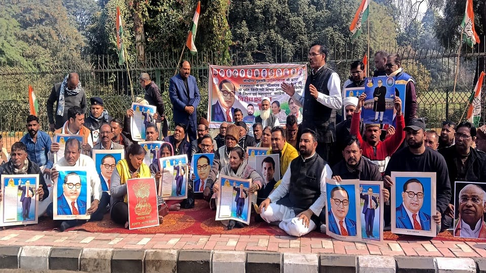 Congressmen protested and demanded the resignation of Home Minister Amit Shah