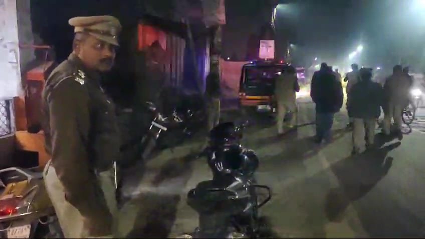 There was a fight and firing with Hardoi police in Gihar Basti team had gone to raid people freed the robber