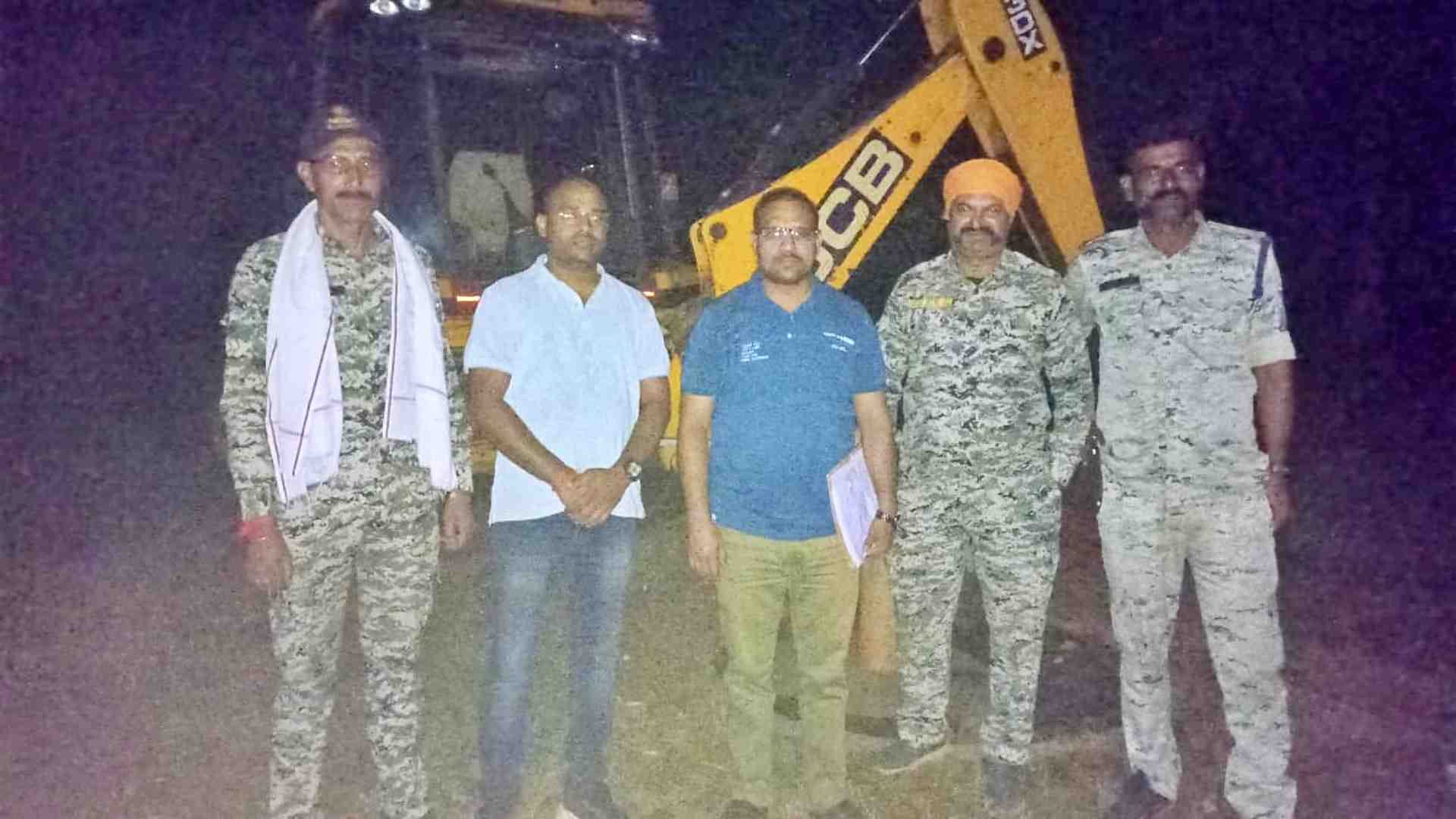 कार्रवाई टीम ने पकड़ी जेसीबी।