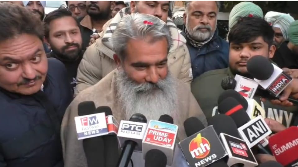 Former minister Ashu came out of jail welcome with flowers in Ludhiana